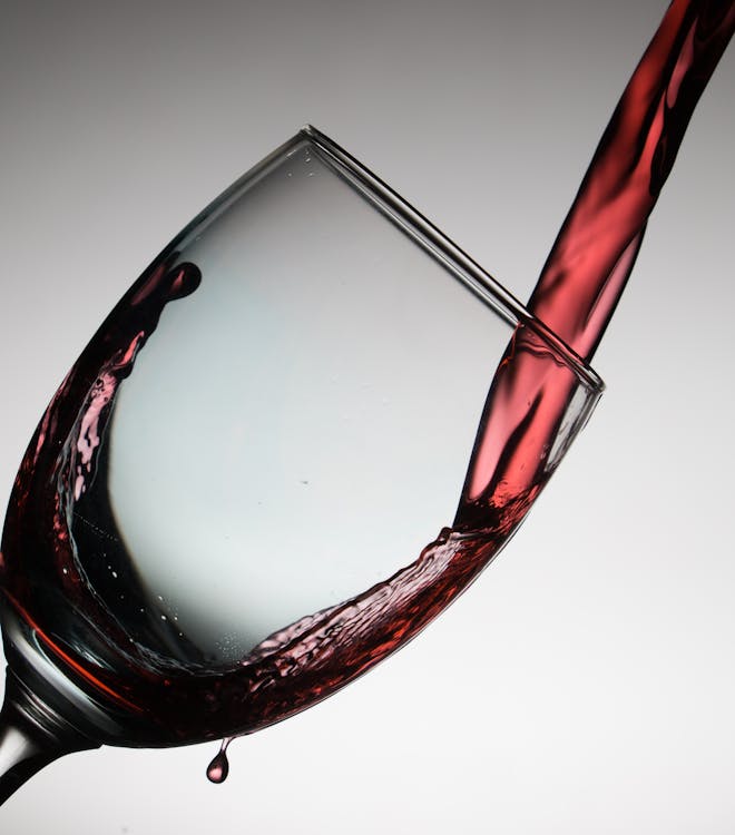 赤ワインとワイングラス