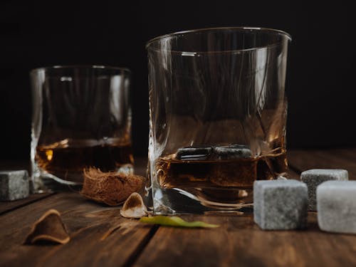 Ly Uống Trong Suốt Với Rượu Whisky