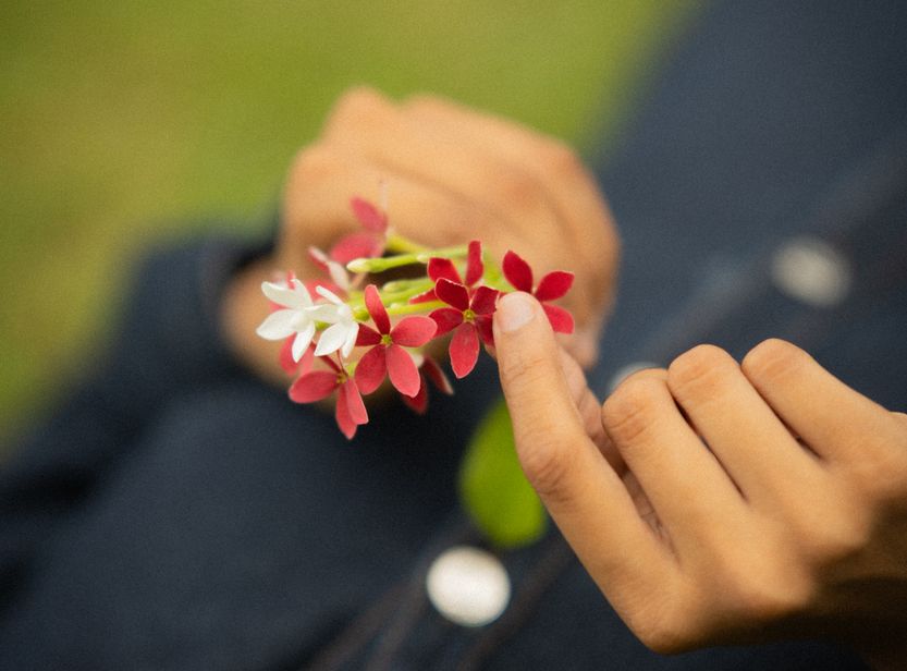 Online dating: starting a conversation on a niche platform