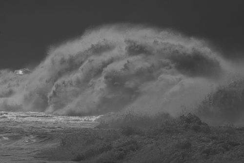 Free Powerful ocean wave crashing with dramatic flair in Hawaii, captured in black and white. Stock Photo