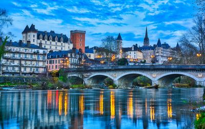 Pont En Béton Sur Une Rivière