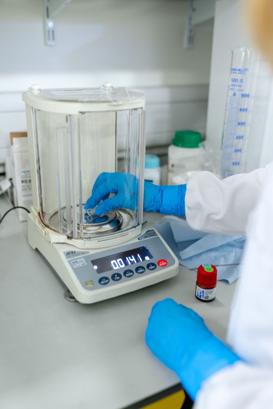 Pesaje de muestras en laboratorio