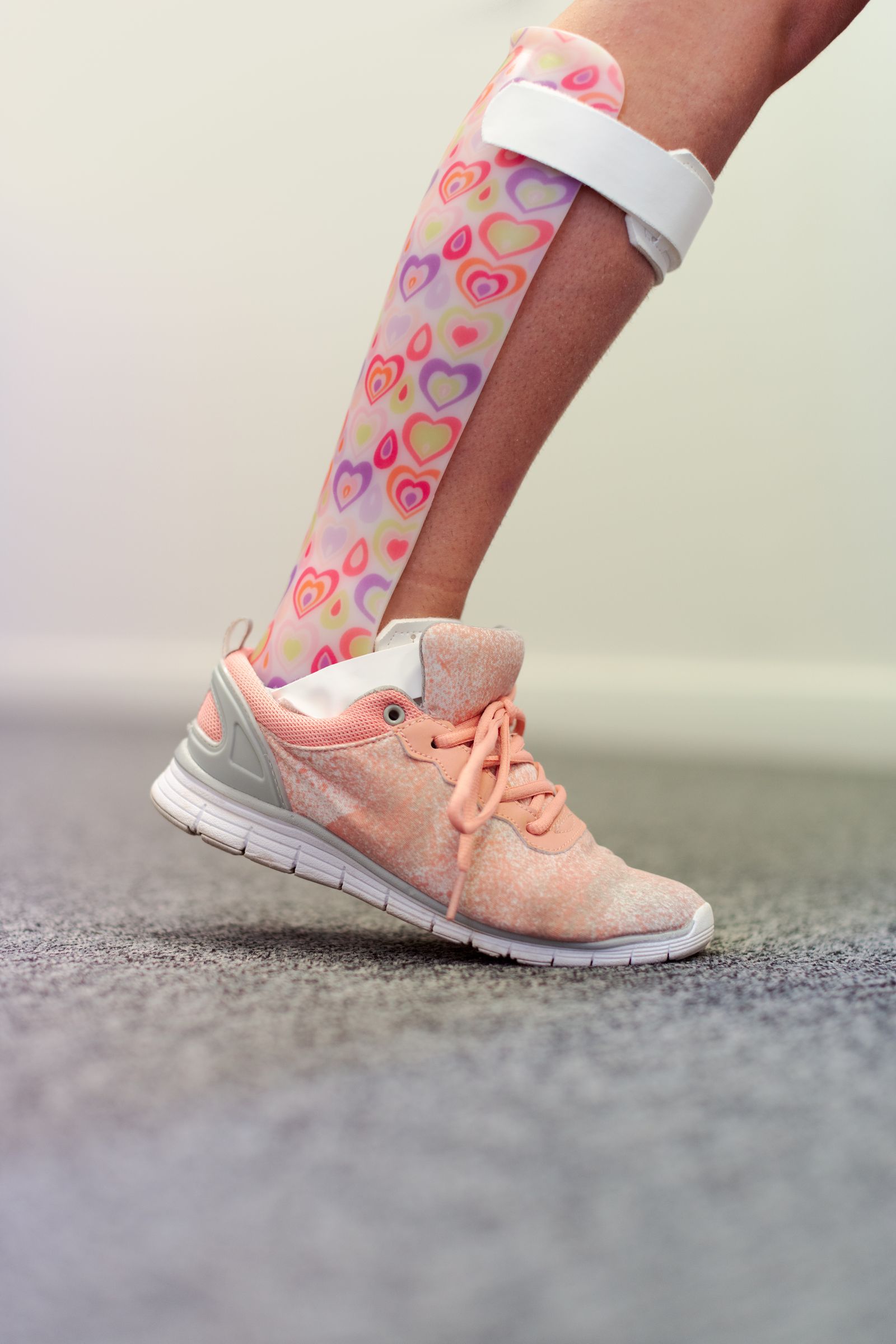 Person wearing an ankle foot orthosis with a sneaker, matching foot drop brace and AFO support selection. Photo: Pexels.