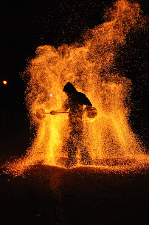 Безкоштовне стокове фото на тему «вогонь, вуглинки, вуличний виконавець»