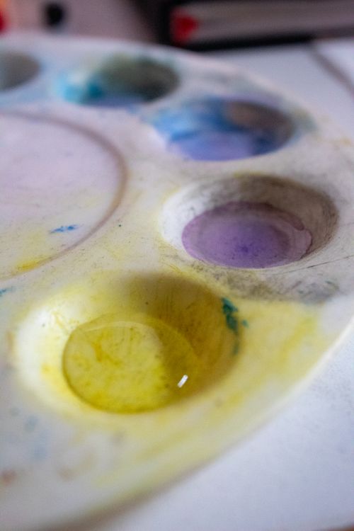 Free A detailed view of a colorful artist's paint palette with various pigments. Stock Photo