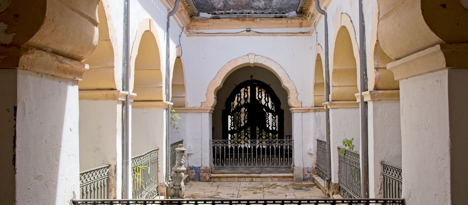 Elegant courtyard with arches in a historic Salvador building.