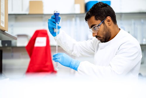 Free Scientist in Laboratory Stock Photo