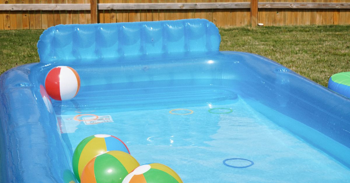 Piscina de Montar: Como Escolher, Instalar e Cuidar (Guia 2026) Piscina de montar inflável colorida com bolas de praia em um quintal ensolarado