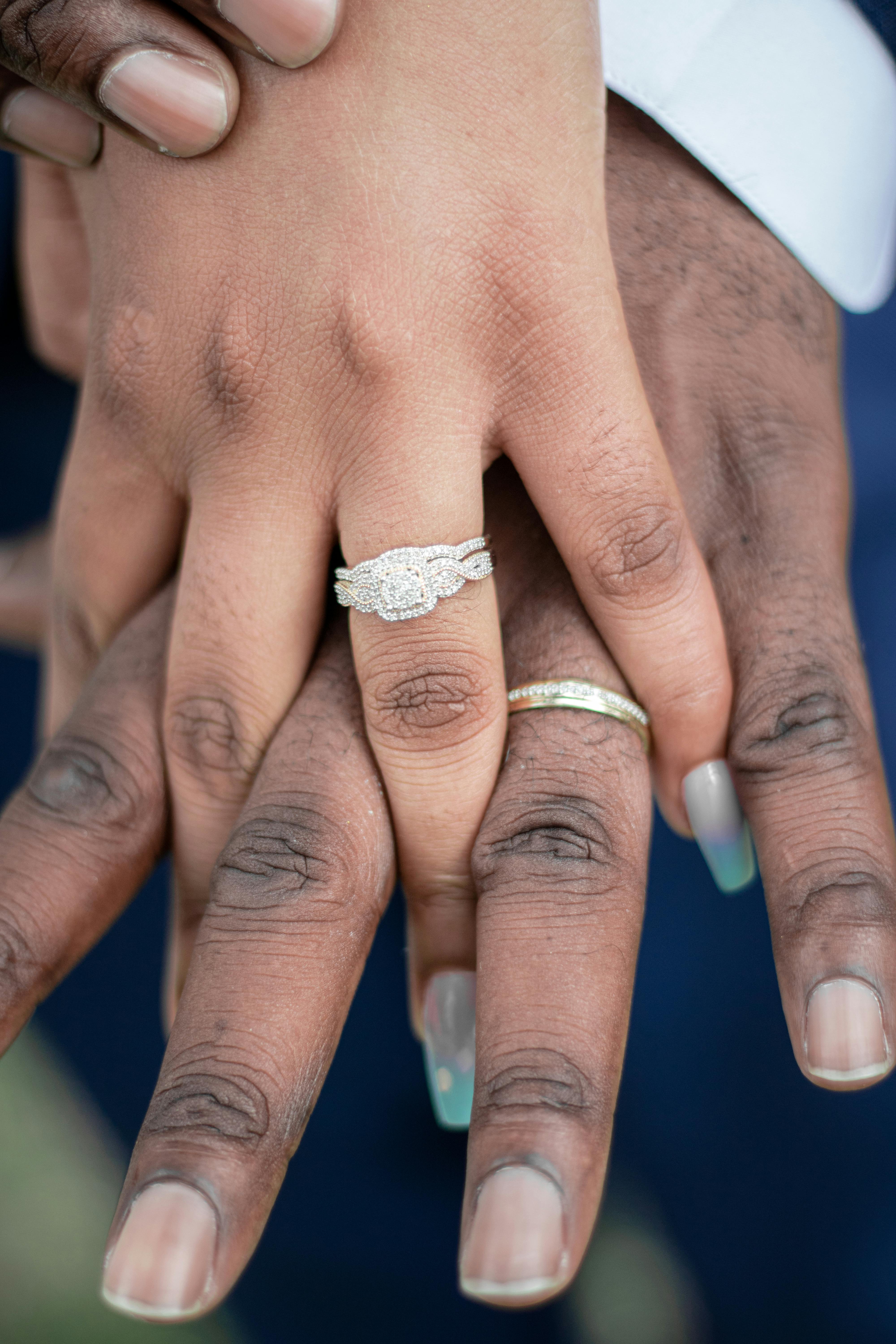 Tips for Choosing Comfortable Wedding Bands – Noe's Jewelry