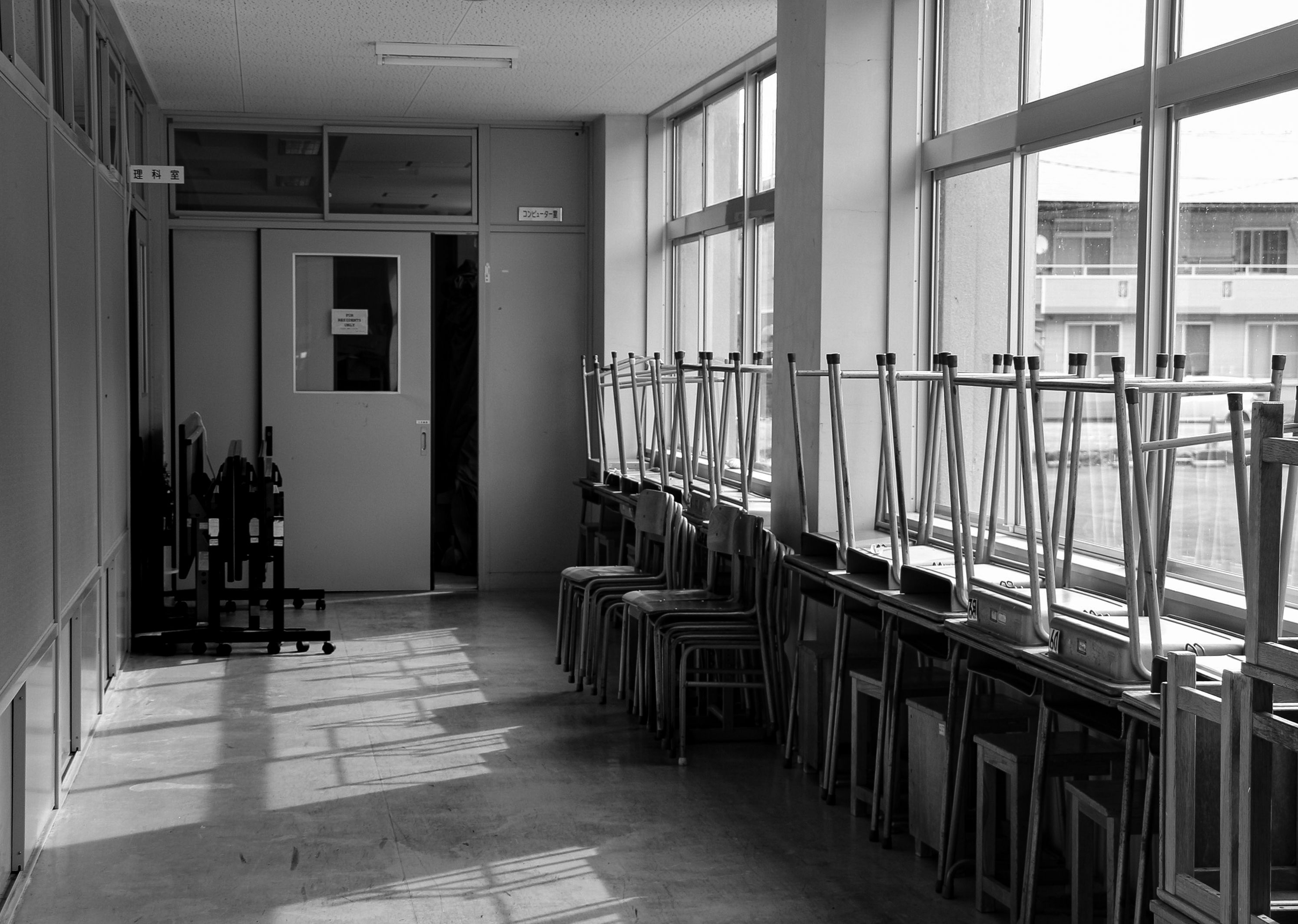 窓から光が差す学校の廊下（イメージ）