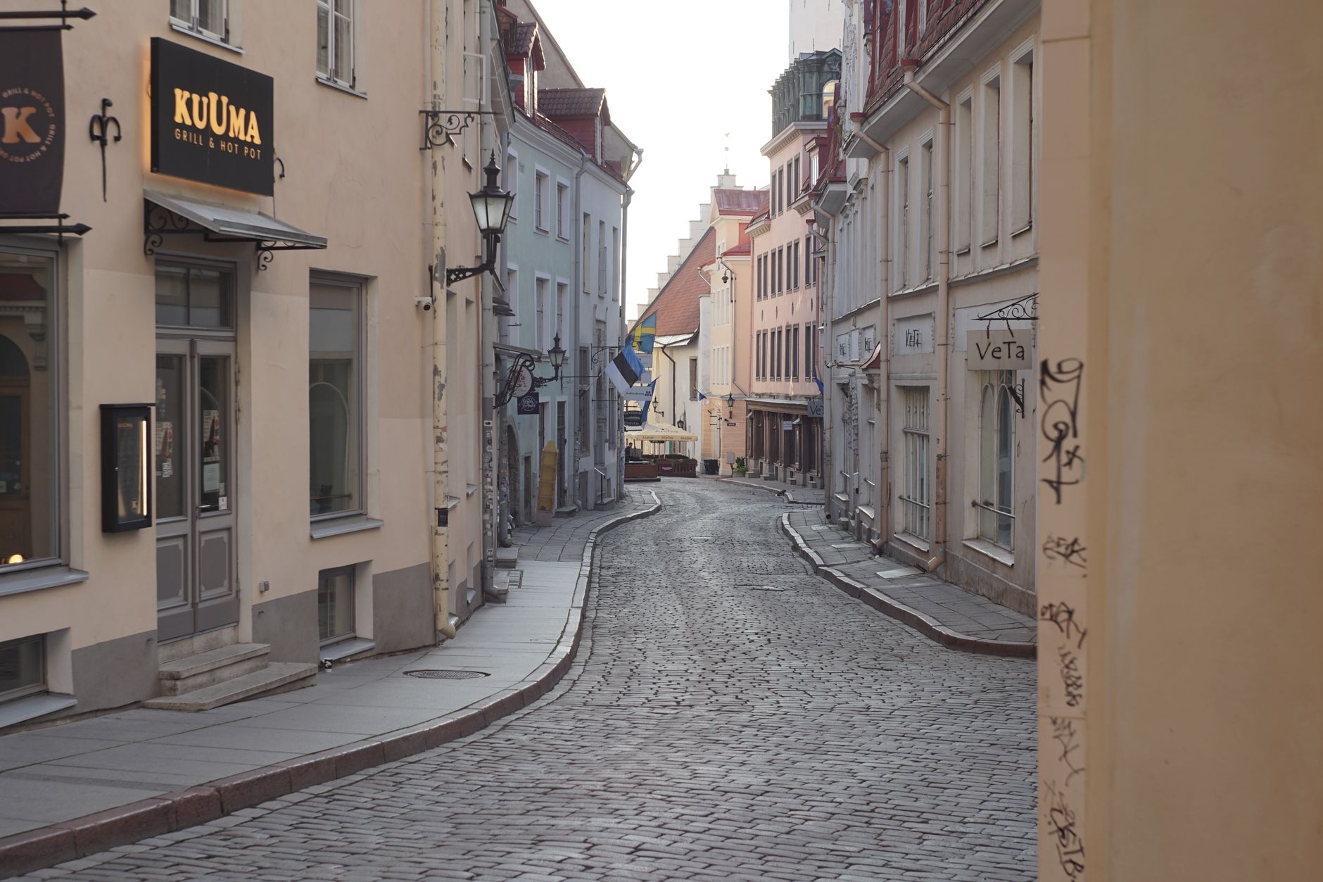 Tallinn'in tarihi Pikk Caddesi'nde düzenlenen sokak festivali