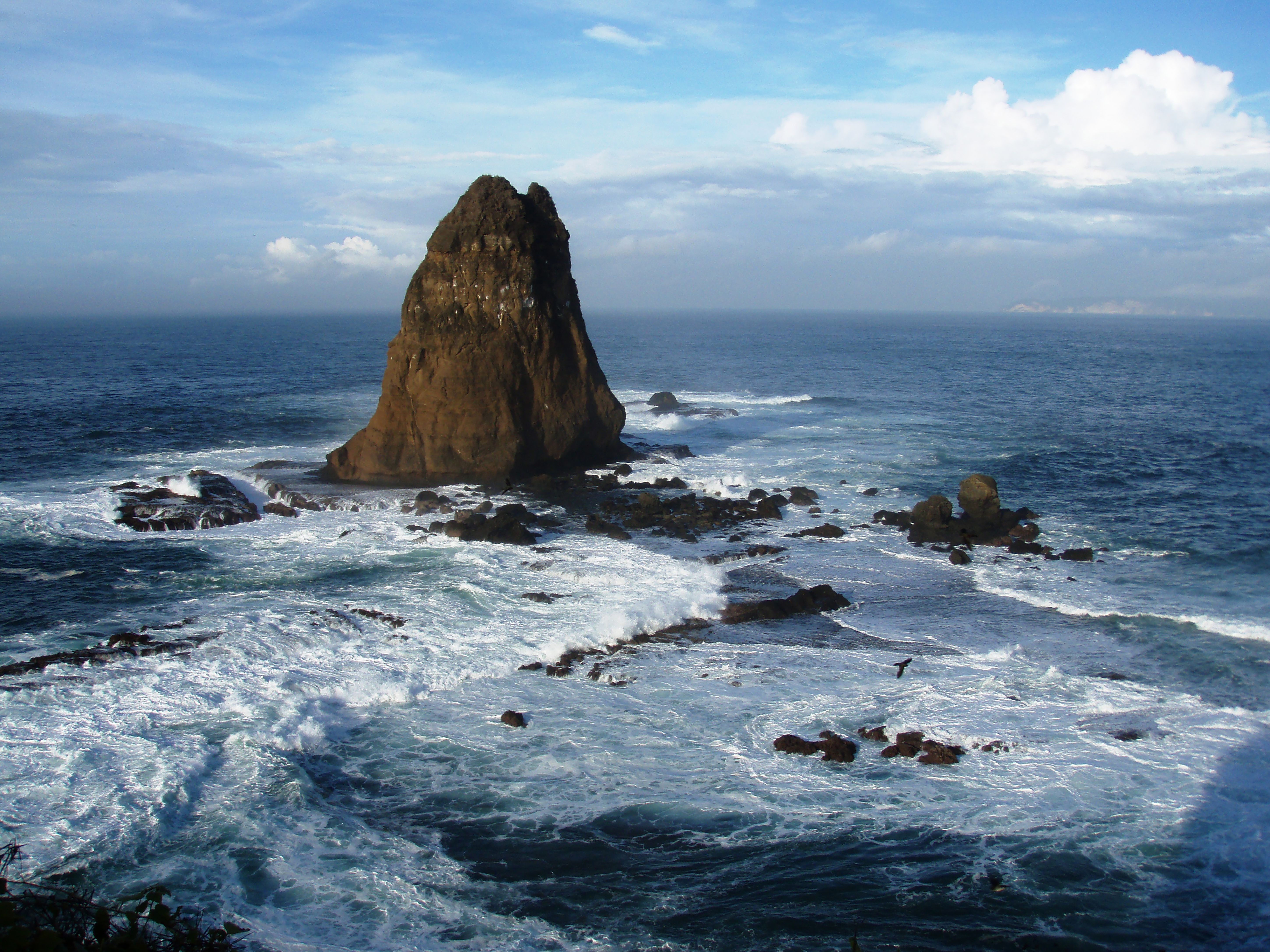 pantai selatan Jawa dengan ombak dan pemandangan terbaik