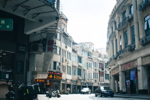 Free A vibrant urban street scene showcasing historical architecture and local shops. Stock Photo