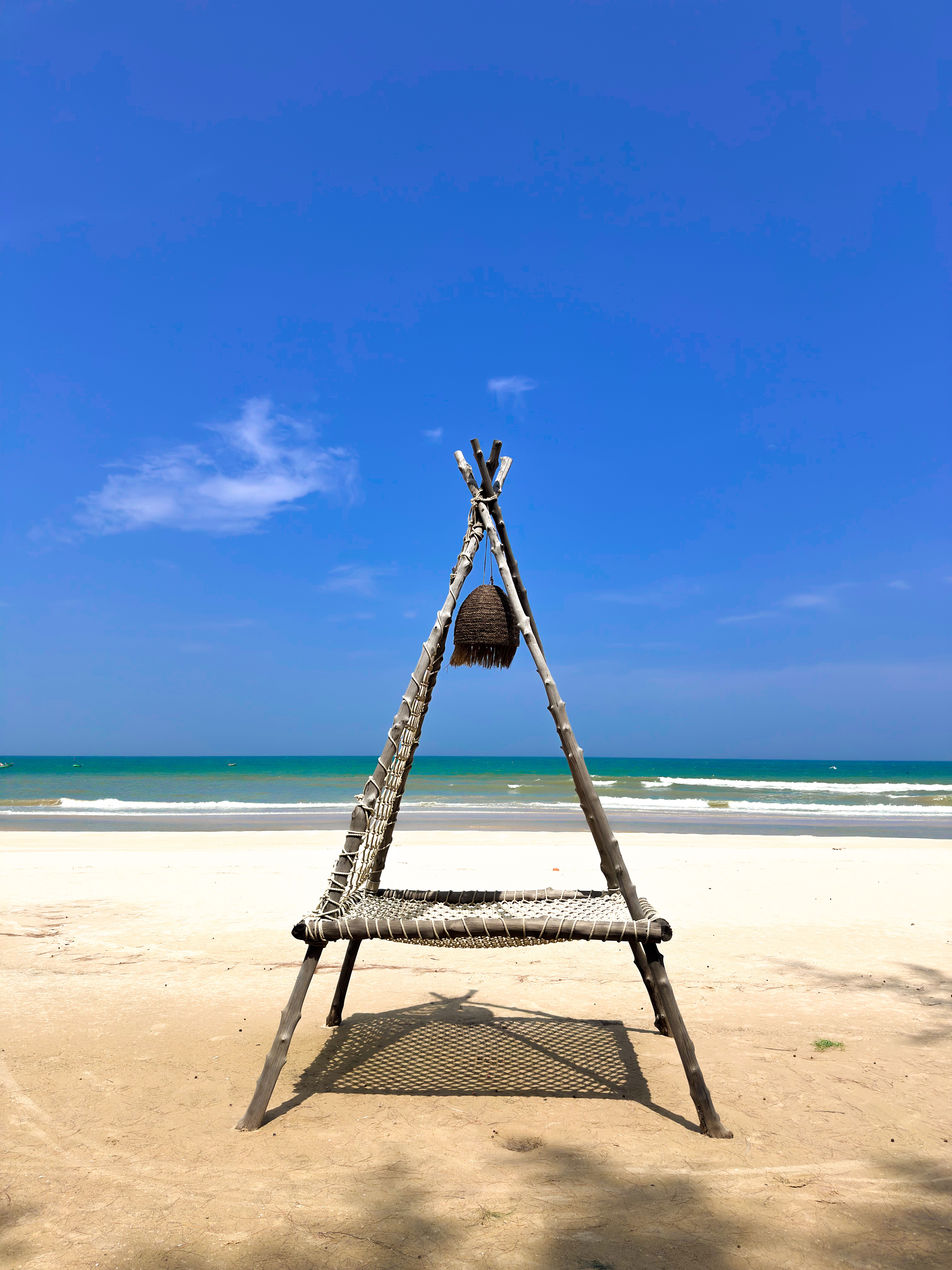 Rustic beach hammock by the shore in Mũi Né, Vietnam. Perfect for relaxation and travel promotions.