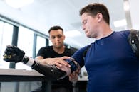 在现代医疗机构中，工程师协助患者安装高科技假肢