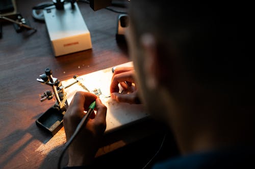 Gratis lagerfoto af arbejder, chip, elektronik