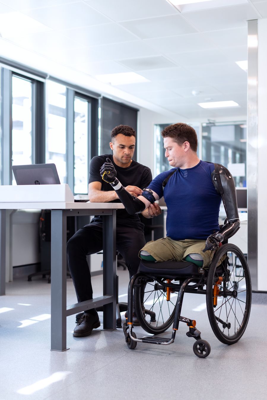 Inżynier protetyki dopasowujący bioniczne ramię pacjentowi – rehabilitacja i zaawansowana technologia