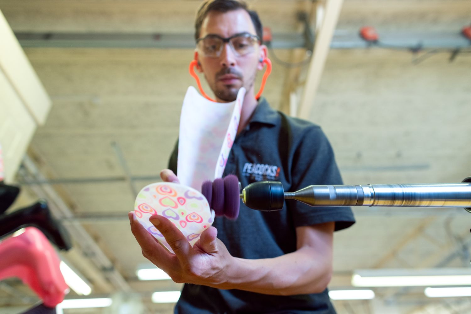Fabrication artisanale à la main sur un plan de travail