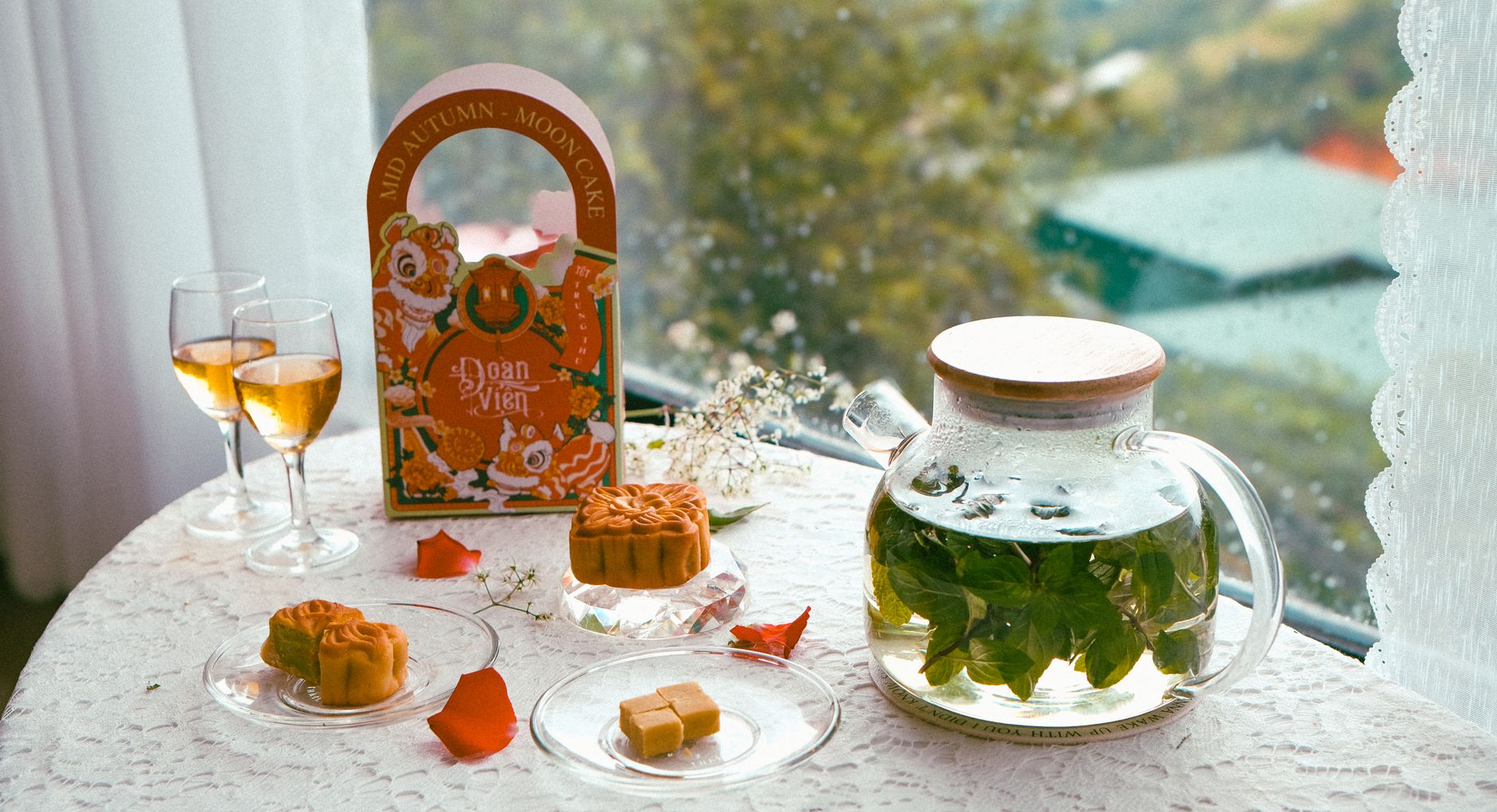 A Guide to the Mid-Autumn Festival: Traditions, Mooncakes, and Gathering Tips