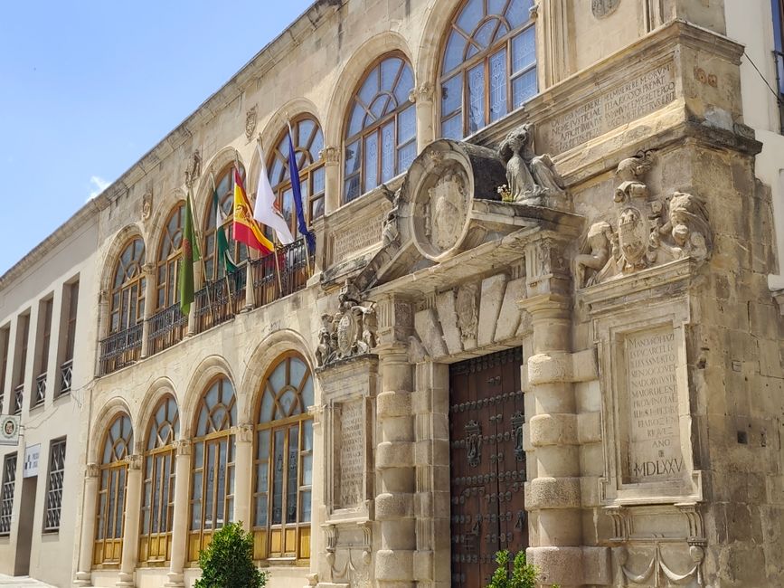 Preciosa fachada del ayuntamiento histórico de Martos, España, que muestra la arquitectura clásica y el patrimonio cultural.