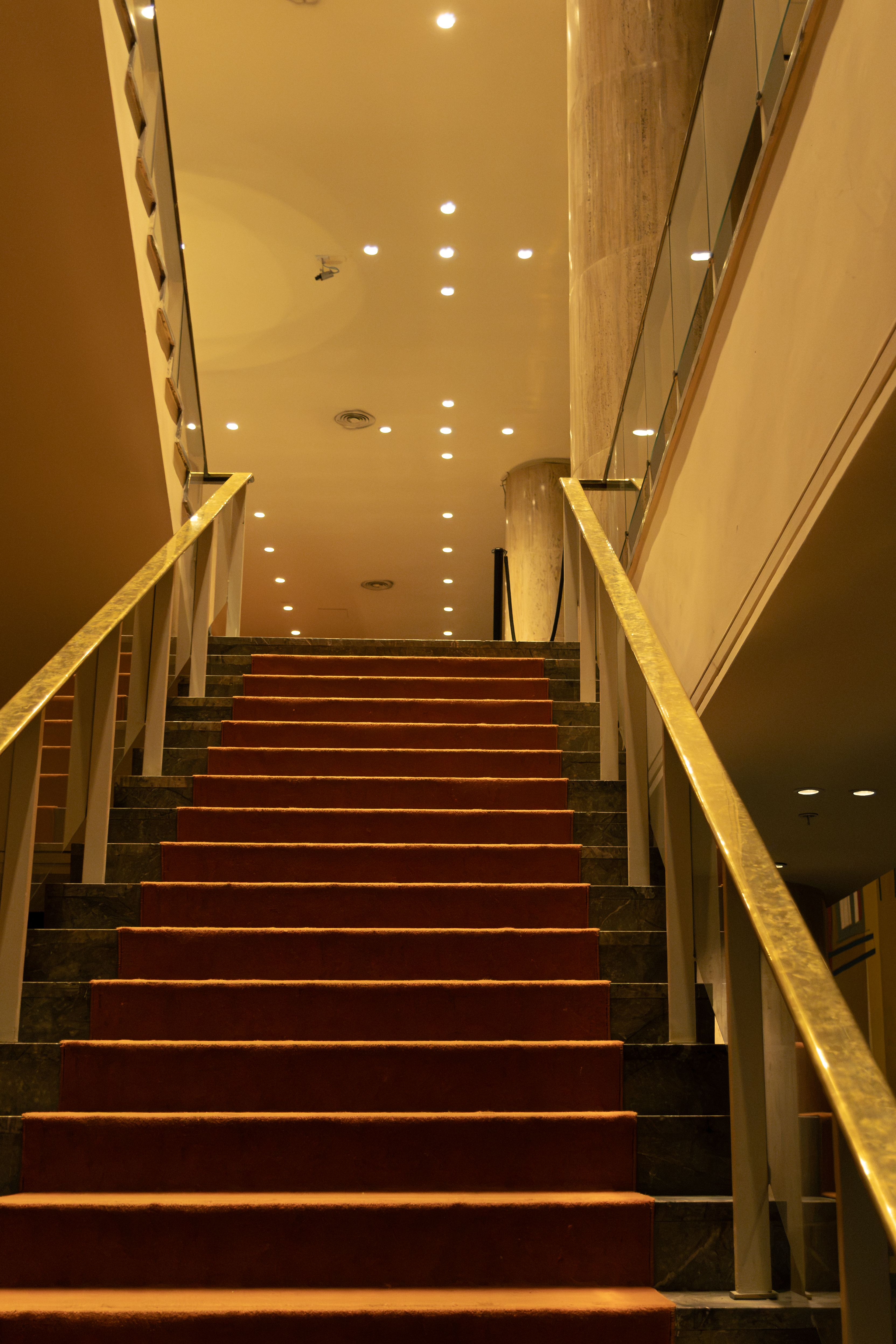 Escalier intérieur contemporain à revêtement rouge, dans un bâtiment récent.