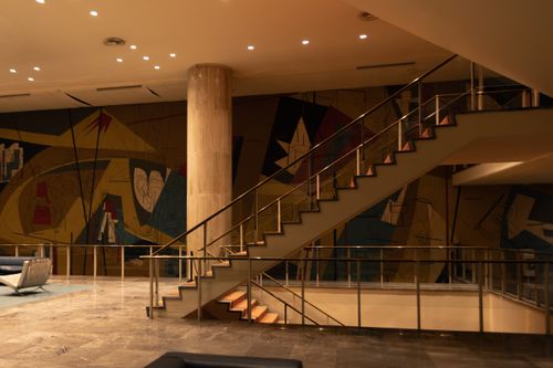 Free Elegant modern staircase in a contemporary indoor setting with artistic wall design. Stock Photo