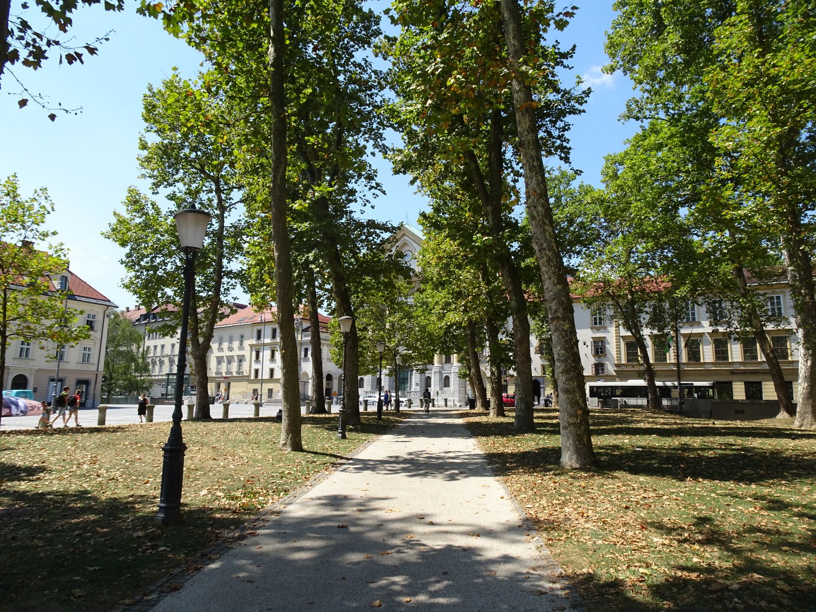 Cazare în Ljubljana: aleile din parcul Zvezda de pe Kongresni trg