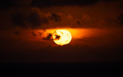 Free Dramatic sunset over ocean with vivid orange and red tones, perfect for travel and nature themes. Stock Photo