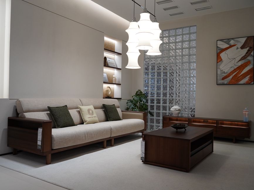Minimalistisch Japans-Scandinavisch interieur met houten meubels. Minimalistisch Japans-Scandinavisch interieur met houten meubels.