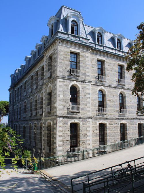 Free Elegant historic building in Istanbul showcasing classic European architectural style on a sunny day. Stock Photo
