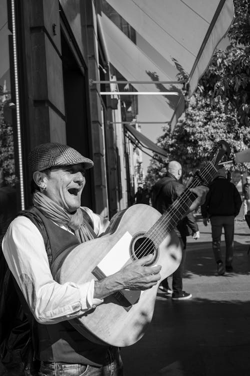 Mann, Der Akustische Gitarre In Der Straße Spielt