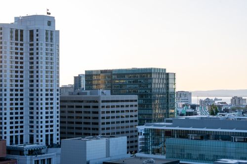 Free Aerial view of San Francisco's skyline featuring modern skyscrapers at sunrise, showcasing urban architecture. Stock Photo