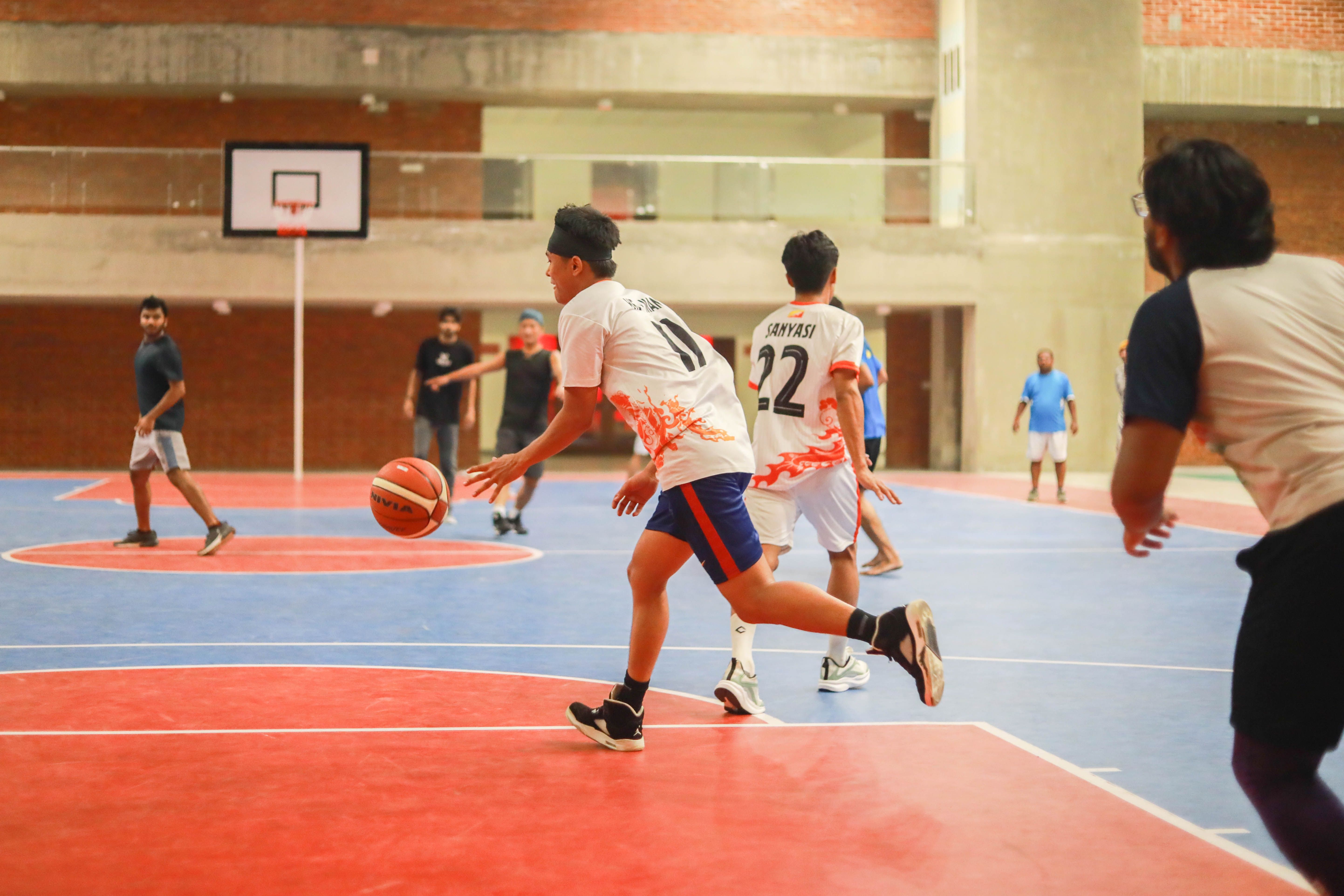 Dubai'deki kapalı basketbol salonunda EuroLeague Süper Kupa maçı