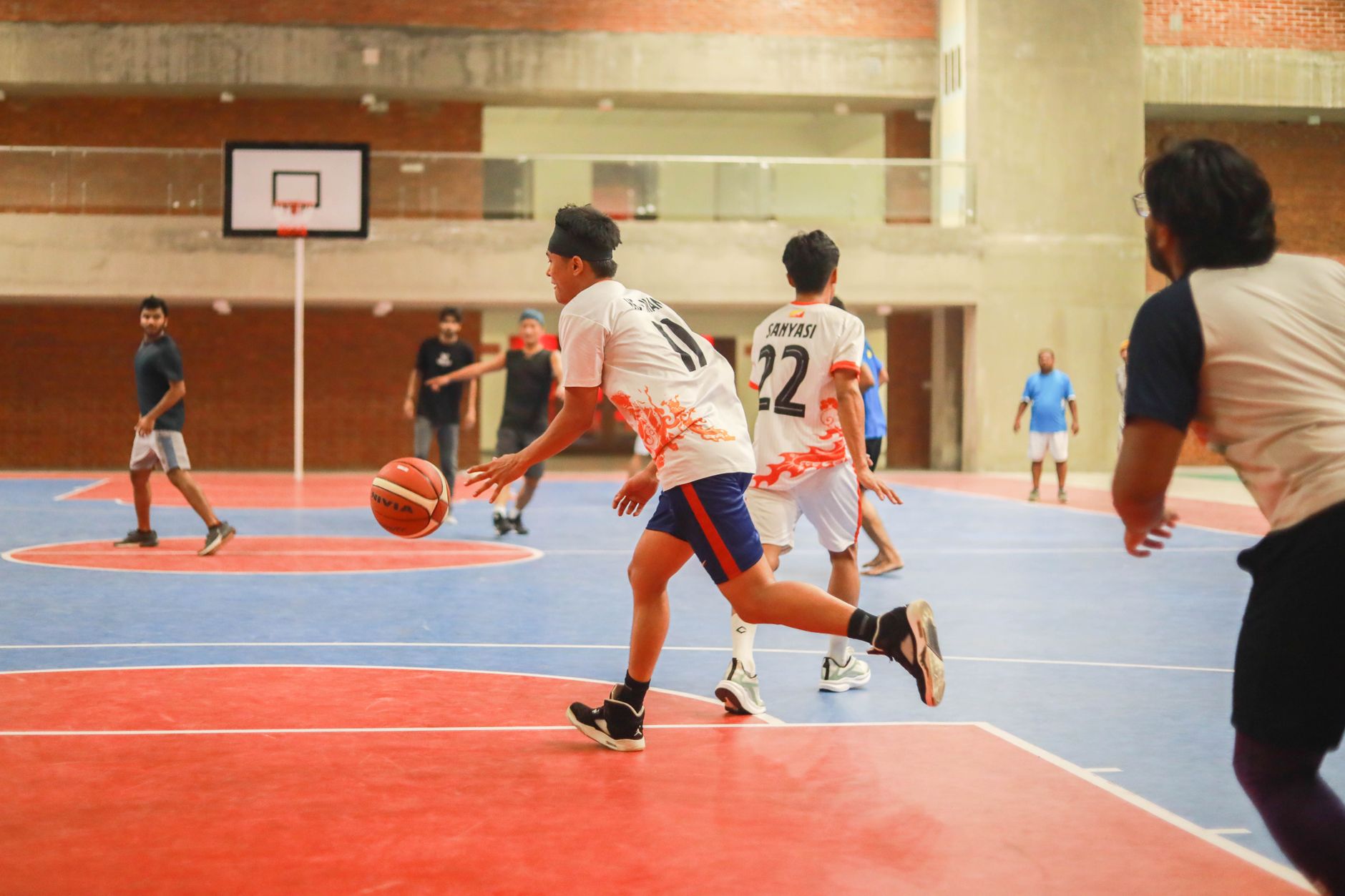 Dubai'deki kapalı basketbol salonunda EuroLeague Süper Kupa maçı