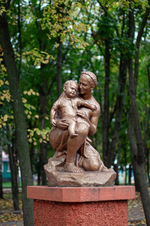 Free A bronze sculpture of a mother and child in a Nizhyn park, Ukraine. Stock Photo