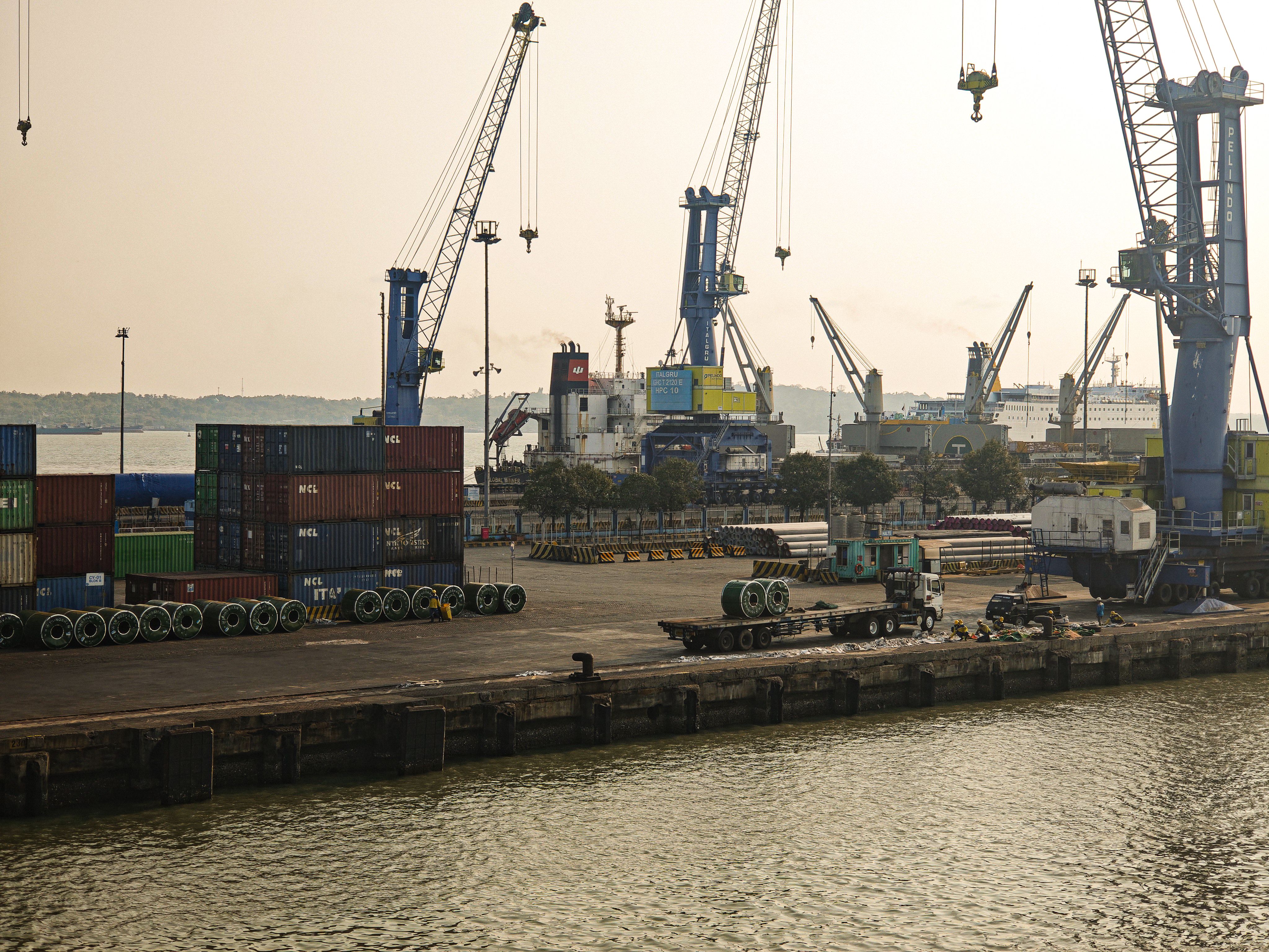 UNFI boosts supply chain performance with lean management — Photo by Shabran Niami on Pexels