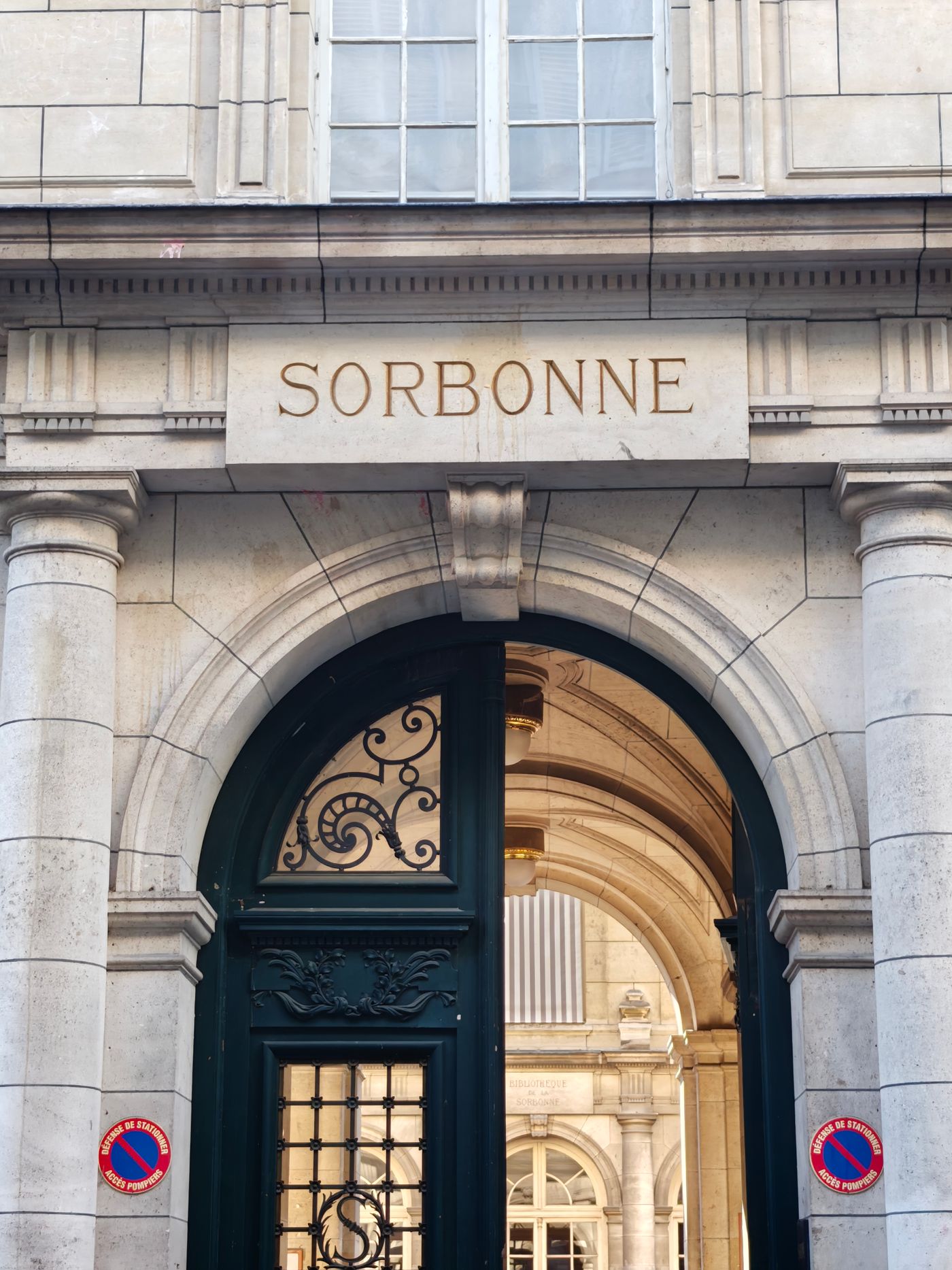 Entrée classique de la Sorbonne, à Paris