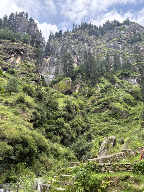 Free Lush green cliffs in Manali, India, showcasing nature's beauty. Perfect for travel inspiration. Stock Photo
