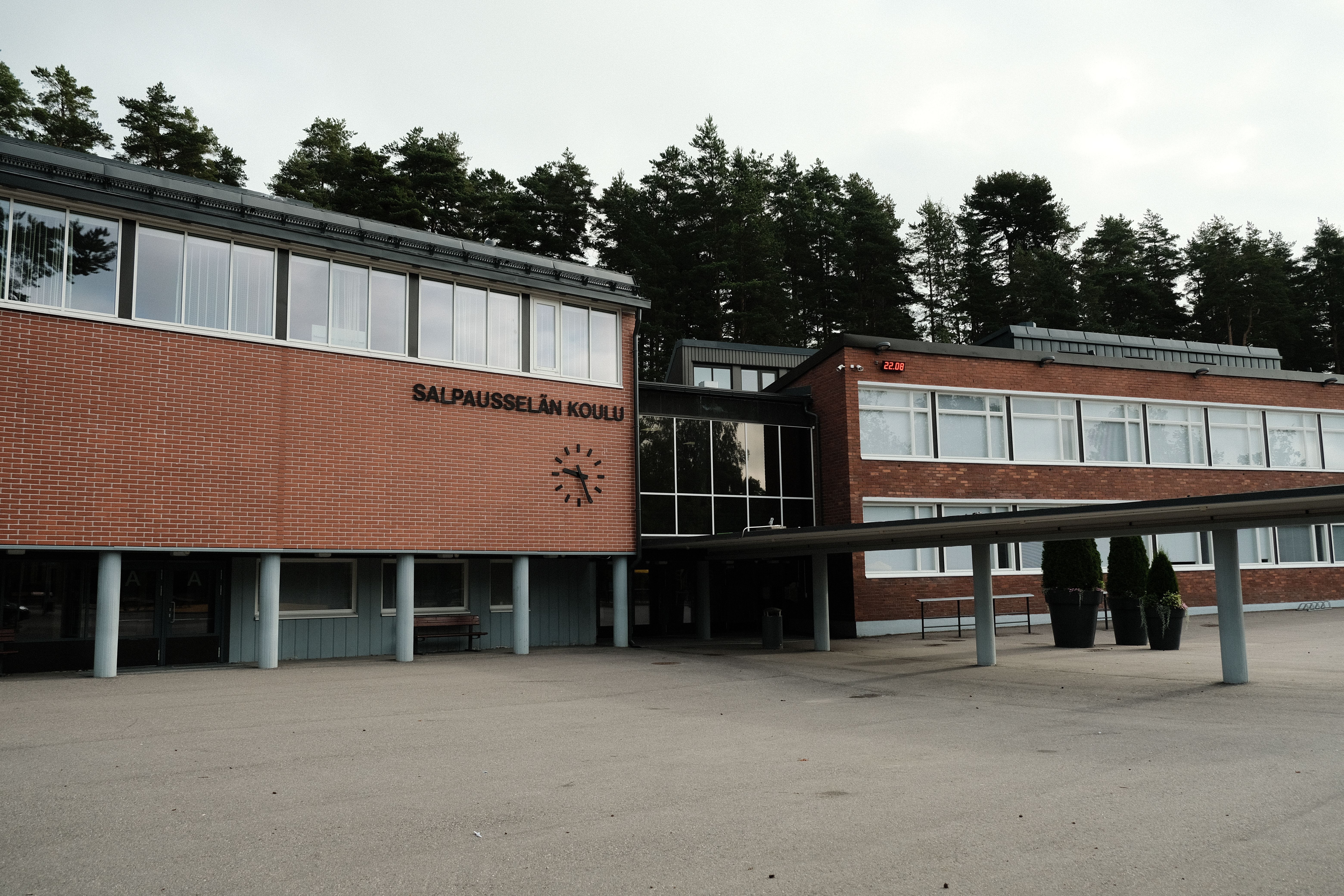 Discover the modern architecture of Salpausselän Koulu in Lahti, Finland captured from an outdoor perspective.