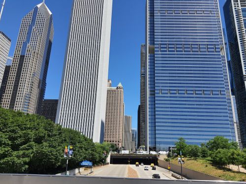 Free View of Chicago's iconic skyscrapers with a clear blue sky and urban landscape. Stock Photo