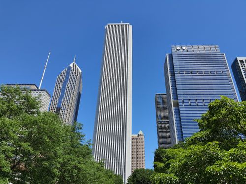 Free Chicago skyline featuring famous skyscrapers under a clear blue sky. Stock Photo