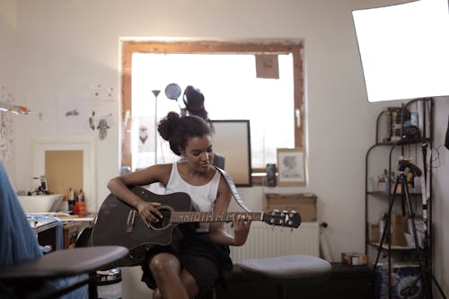 Darmowe zdjęcie z galerii z akustyczny, czarna kobieta, gitara