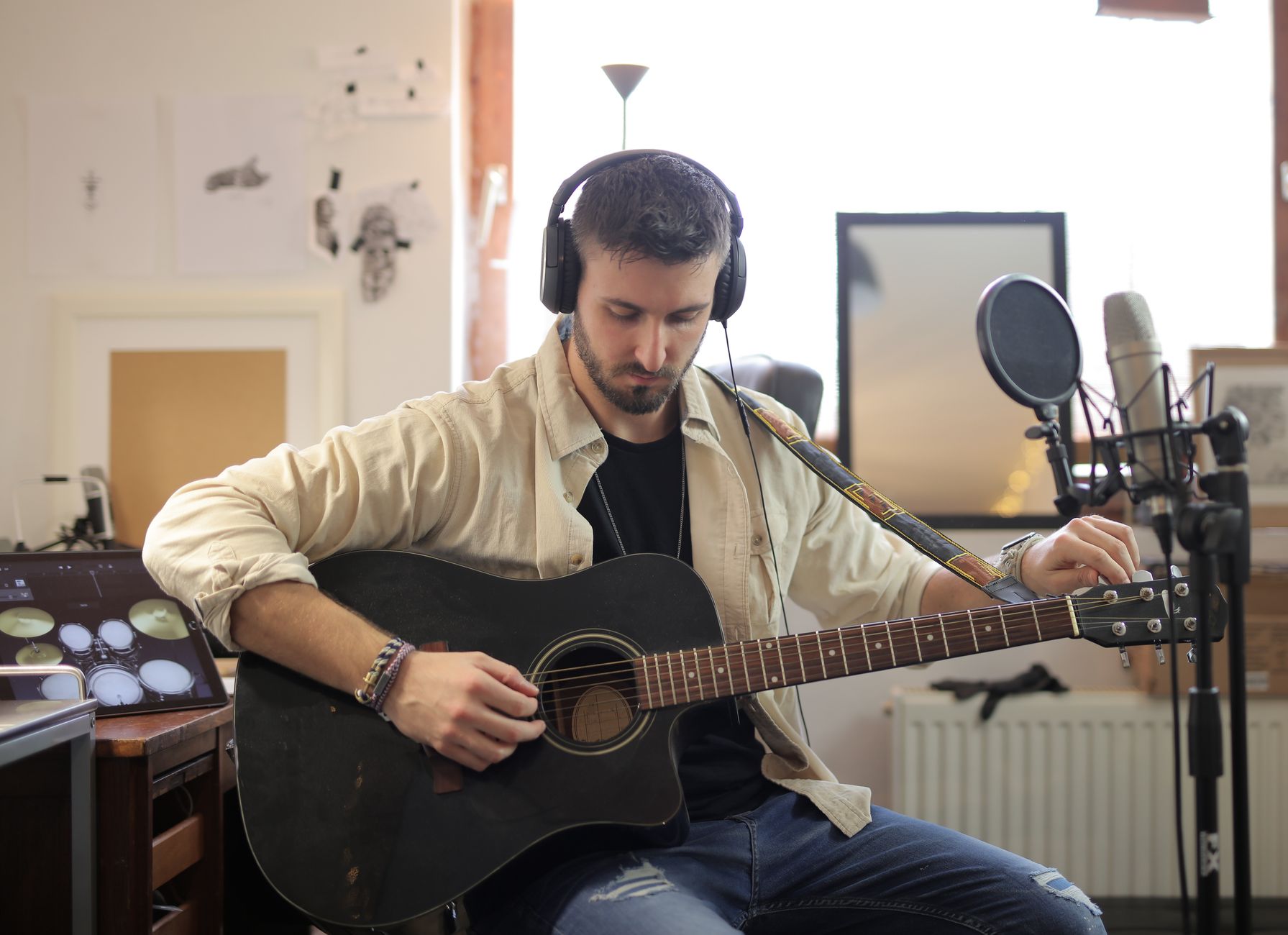 Stüdyoda akustik gitar ve mikrofon
