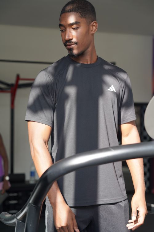 Free Young athletic man wearing sportswear in a gym environment, focused on fitness training. Stock Photo