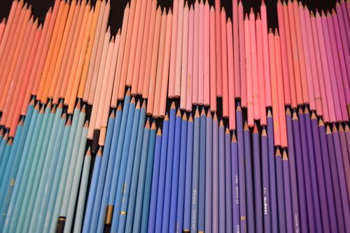 Free Vibrant colored pencils arranged in neatly organized rows showcasing a spectrum of colors. Stock Photo