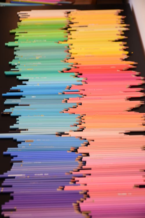 Free Vibrant rainbow-colored pencils neatly arranged for artistic inspiration. Ideal for creative projects. Stock Photo