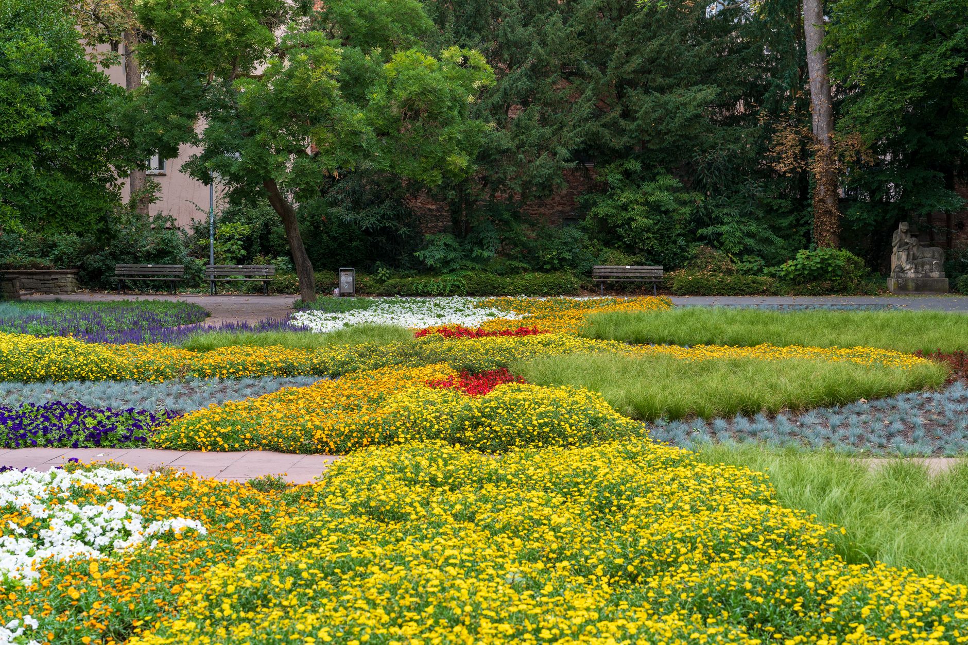 Lush garden with diverse flowering plants and greenery, offering a vibrant and serene outdoor space. — free online jigsaw puzzle on JigsawPuzzlesFreeOnline.org