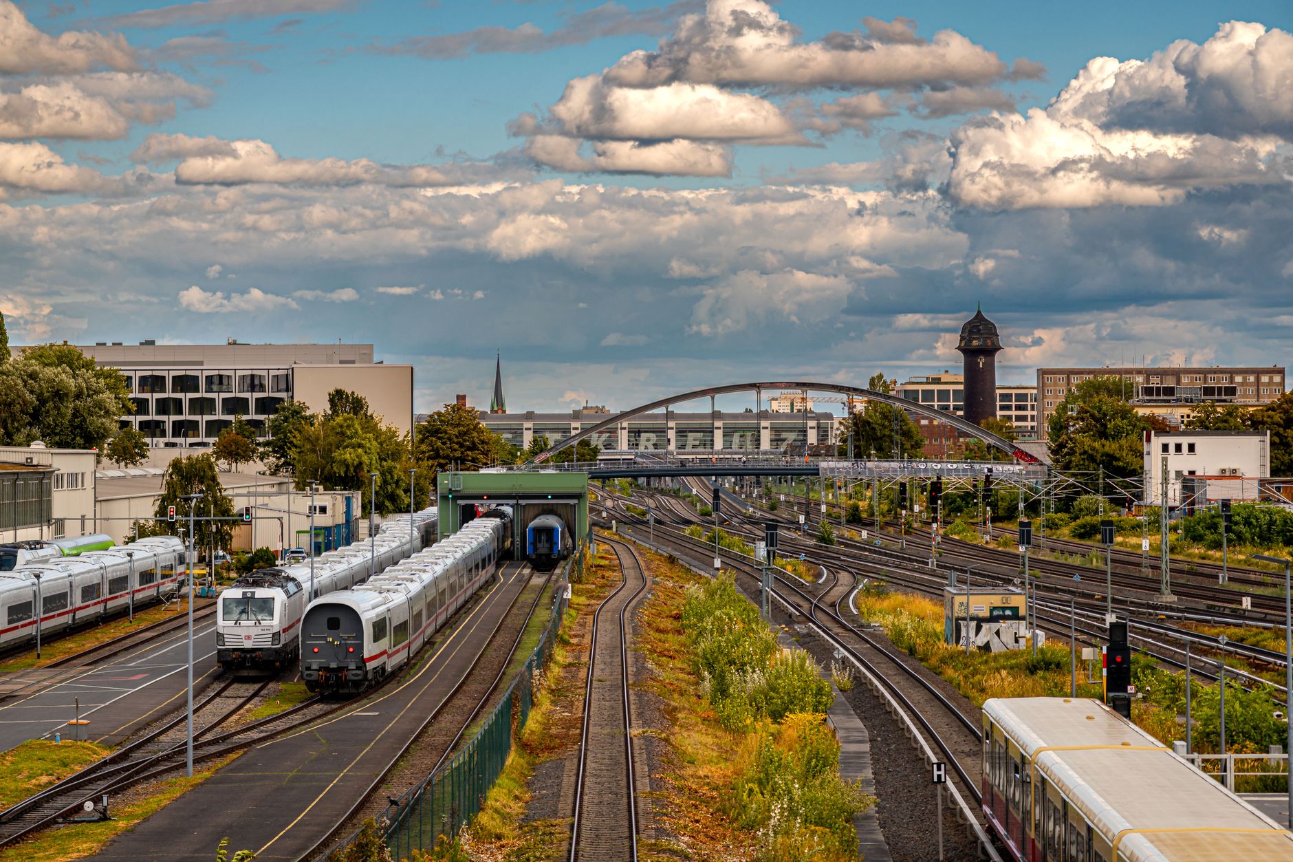 Almanya'da bir tren istasyonunda bekleyen yolcular