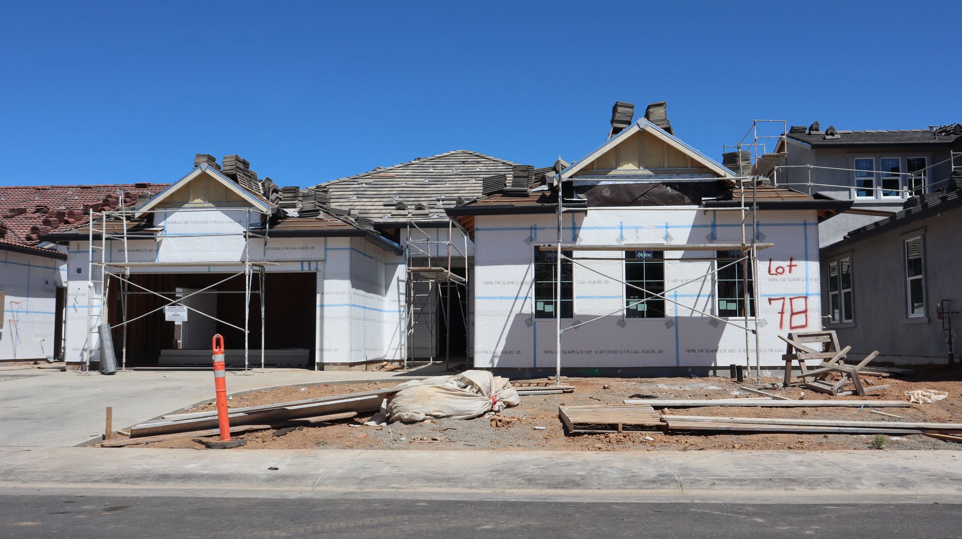 Toll Brothers (TOL) Director Stephen East Sells $108,792 in Shares