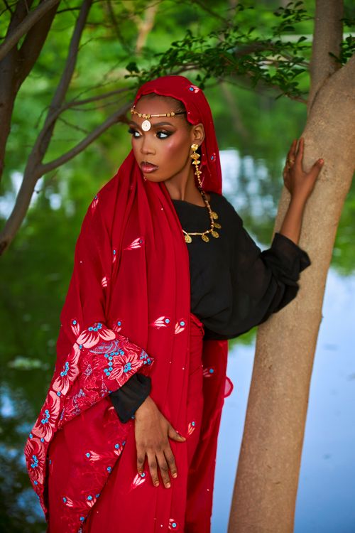 Free A striking portrait of a woman in traditional Nigerian attire set against a natural backdrop. Stock Photo